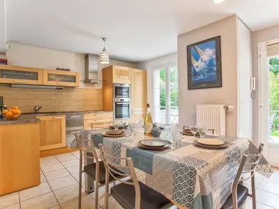 Cuisine ou kitchenette dans l'établissement Maison de vacances pour 6 personnes à 600m de la plage avec terrasse et jardin, idéale en famille - FR-1-788-13