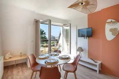Télévision ou salle de divertissement dans l'établissement Chez Flora - Appt pour 4 proche de la plage