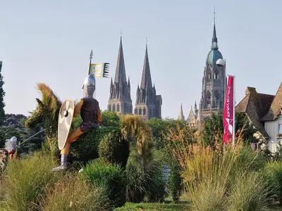 Jardin de l'établissement Les chats pitres Maison au calme rénovée avec jardin, terrasse aménagée, transats, abri à vélo, parking gratuit, 5 mn à pied du centre Bayeux proche des plages du débarquement