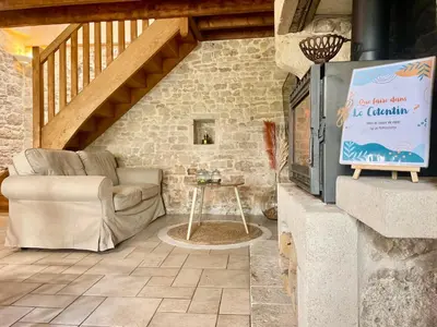 Coin salon dans l'établissement Maison de pays proche de la mer