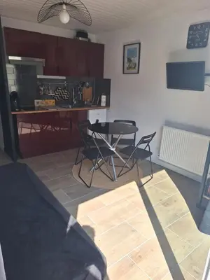 Cuisine ou kitchenette dans l'établissement Maisonnette îlot vacances