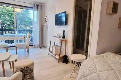 Télévision ou salle de divertissement dans l'établissement Studio au calme Accès Mer & Plage