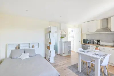 Cuisine ou kitchenette dans l'établissement Le Haut de la Roseraie - Studio avec vue mer