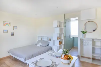 Coin salon dans l'établissement Le Haut de la Roseraie - Studio avec vue mer