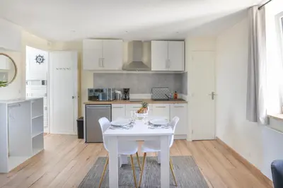Cuisine ou kitchenette dans l'établissement Le Haut de la Roseraie - Studio avec vue mer