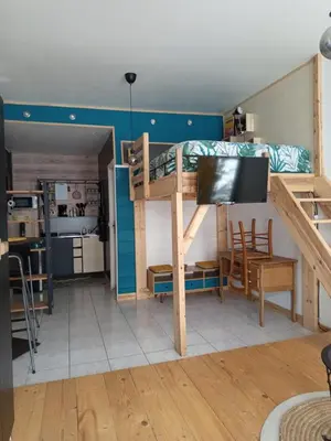 Cuisine ou kitchenette dans l'établissement CHARMANT STUDIO à 2 pas de NAVAL GROUP au coeur d une rue commerçante