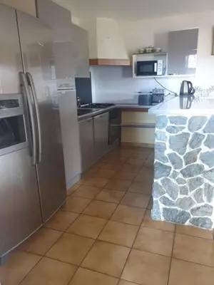 Cuisine ou kitchenette dans l'établissement La Fontaine Amie