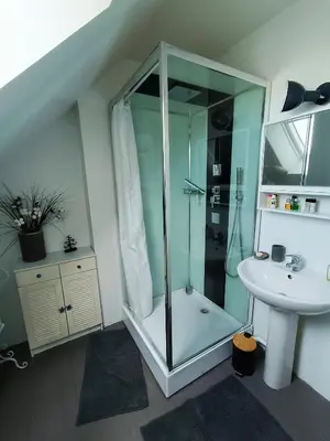 Salle de bains dans l'établissement Grand Bleu de Courseulles