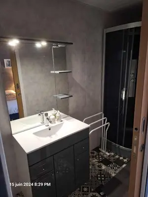 Salle de bains dans l'établissement Auxais memory 44'