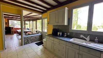 Cuisine ou kitchenette dans l'établissement Domaine Les Fontaines