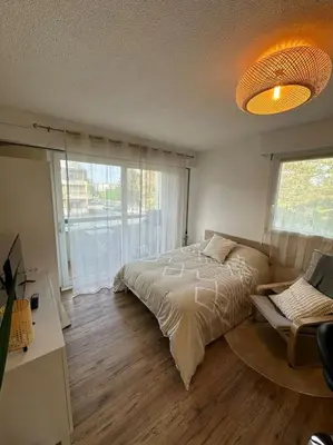 Un ou plusieurs lits dans un hébergement de l'établissement Appart cosy, balcon, parking