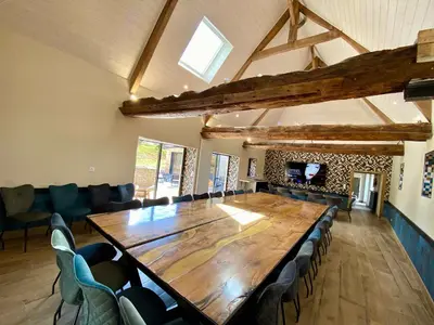 Télévision ou salle de divertissement dans l'établissement La Clef Decamp Auberge St Vincent et Diligence 35pers jacuzzi, salle de jeux