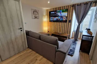 Télévision ou salle de divertissement dans l'établissement Logement entier Mont-Saint-Michel