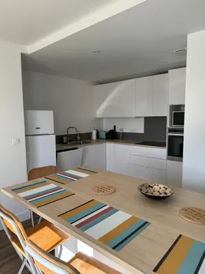 Cuisine ou kitchenette dans l'établissement Appartement Granville