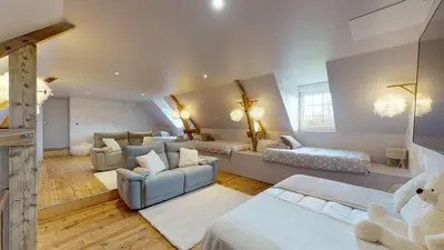 Coin salon dans l'établissement La Clef Decamp Cornillières Maisonnettes 35 pers jacuzzi, jeux