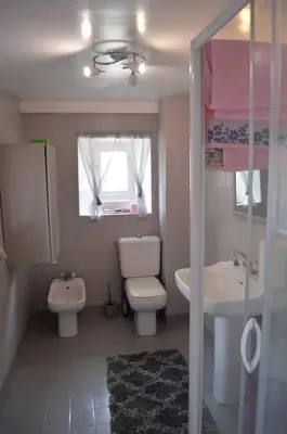 Salle de bains dans l'établissement Hameau Des Gardes