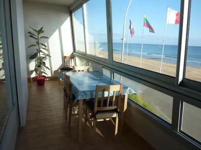 Vue générale sur la mer ou vue sur la mer prise depuis l'appartement