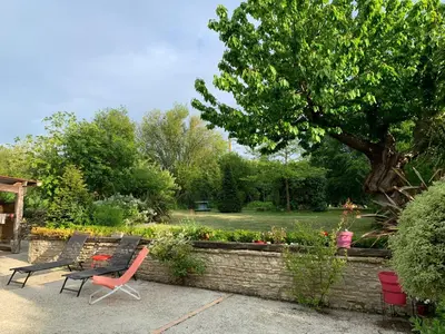 Jardin de l'établissement Longère bord de mer avec grand jardin fleuri