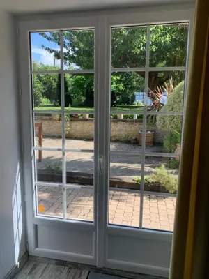 Jardin de l'établissement Longère bord de mer avec grand jardin fleuri