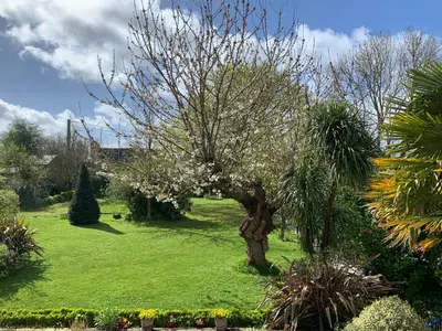 Jardin de l'établissement Longère bord de mer avec grand jardin fleuri