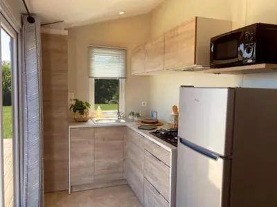 Cuisine ou kitchenette dans l'établissement CAMPING LES GRAVELETS 2étoiles
