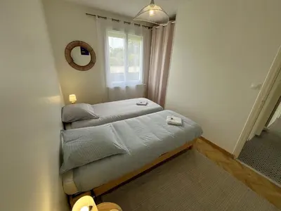 Un ou plusieurs lits dans un hébergement de l'établissement Maison tout confort avec jardin - Plage à 12mn à pied & Centre à 5mn
