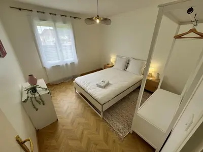 Un ou plusieurs lits dans un hébergement de l'établissement Maison tout confort avec jardin - Plage à 12mn à pied & Centre à 5mn