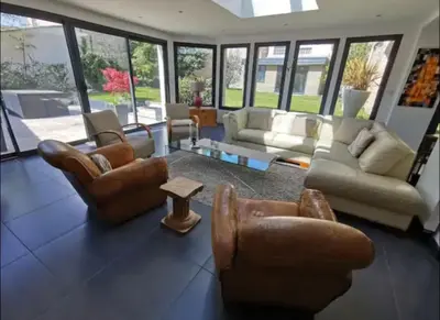 Coin salon dans l'établissement Appartement charmant et élégant de centre ville