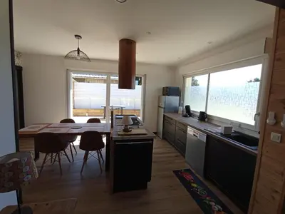 Cuisine ou kitchenette dans l'établissement La maison du bout