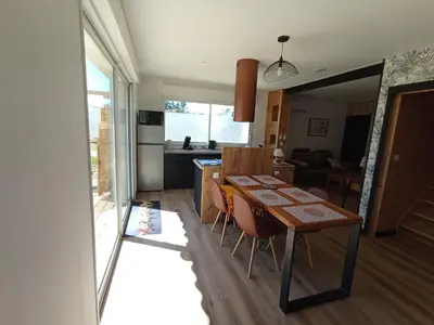 Cuisine ou kitchenette dans l'établissement La maison du bout