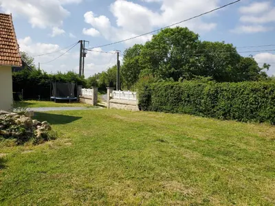Jardin de l'établissement A 5 min de la Pointe du Hoc