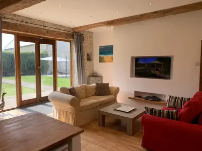 Télévision ou salle de divertissement dans l'établissement Le Pressoir de la Vieville, Gite Moliere
