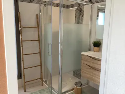 Salle de bains dans l'établissement Sallenelles Face à la baie