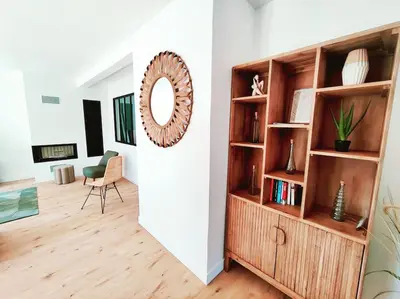 Télévision ou salle de divertissement dans l'établissement Les Embruns Charmante maison A 50m de la plage