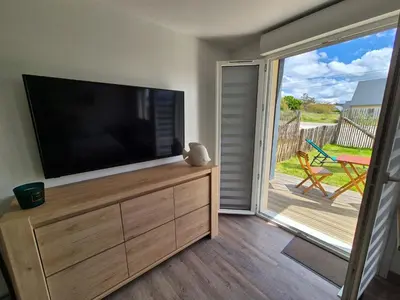 Télévision ou salle de divertissement dans l'établissement Crevette rose à 100m de la plage de sable de Surtainville