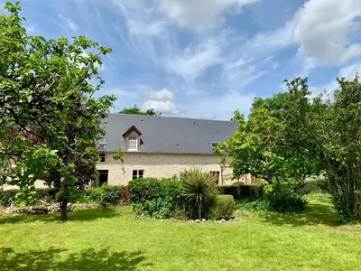Jardin de l'établissement Chambre de Jeanne - Le Refuge des Parachutistes - en bordure du marais