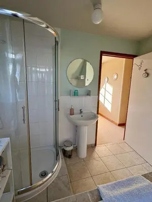 Salle de bains dans l'établissement Chambre de Ninon - Le Refuge des Parachutistes - en bordure du marais