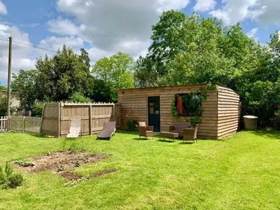 Jardin de l'établissement Chambre de Rose - Le Refuge des Parachutistes - en bordure du marais