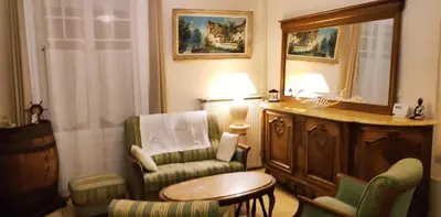 Coin salon dans l'établissement Maison de vacances avec jardin et parking privés