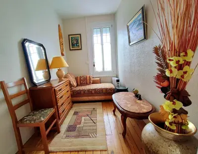 Télévision ou salle de divertissement dans l'établissement Maison de vacances avec jardin et parking privés
