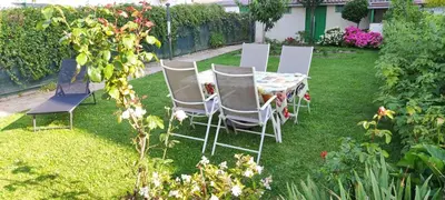 Jardin de l'établissement Maison de vacances avec jardin et parking privés