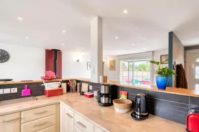 Cuisine ou kitchenette dans l'établissement Villa confortable à Ranville, piscine privée