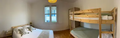 Un ou plusieurs lits dans un hébergement de l'établissement Maison historique familiale 300m de la mer Sword Beach