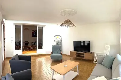 Télévision ou salle de divertissement dans l'établissement Maison historique familiale 300m de la mer Sword Beach