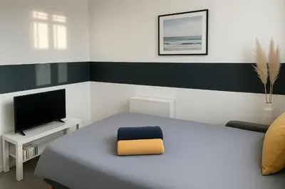 Télévision ou salle de divertissement dans l'établissement Studette Sable & Mer cosy à 100m de la plage