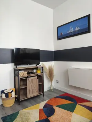 Télévision ou salle de divertissement dans l'établissement Studette Sable & Mer cosy à 100m de la plage