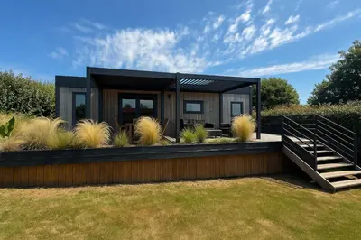 Jardin de l'établissement Mobilhome moderne avec grande terrasse, pergola, HUDIMESNIL