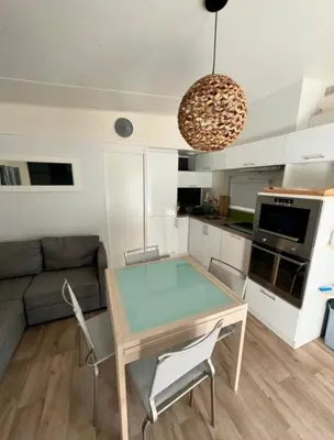 Cuisine ou kitchenette dans l'établissement Mobilhome moderne avec grande terrasse, pergola, HUDIMESNIL
