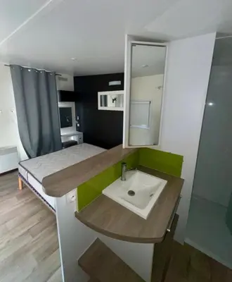 Cuisine ou kitchenette dans l'établissement Mobilhome moderne avec grande terrasse, pergola, HUDIMESNIL