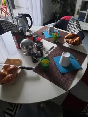 Nourriture dans le séjour chez l'habitant ou à proximité